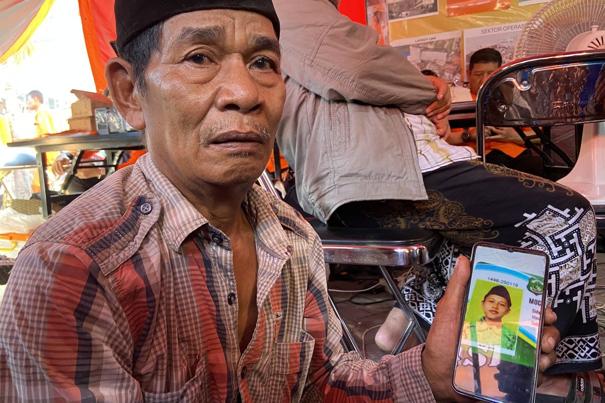 Jawa Timur, sidoarjo, Ponpes Al-Khoziny, Al-Khoziny, Kecemasan Keluarga Korban Ponpes Al-Khoziny, Kecemasan Keluarga Korban Ponpes Al-Khoziny, Saidi: Saya Hanya Ingin Cucu Saya Ditemukan, Keinginan untuk Bertemu Cucu, Proses Evakuasi dan Penemuan Korban, Penyebab Runtuhnya Bangunan Ponpes Al Khoziny, Harapan Saidi dan Pasrah