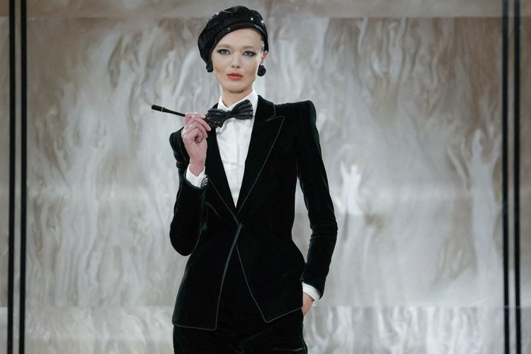 Giorgio Armani, profil Giorgio Armani, brand giorgio armani, karya giorgio armani, giorgio armani meninggal dunia, perjalanan karir giorgio armani, Profil Giorgio Armani, dari Masa Perang hingga Bangun Kerajaan Fashion Global, Profil Giorgio Armani, Lahirnya merek Giorgio Armani, Revolusi jas dan power suit, Armani merambah Hollywood, Ekspansi bisnis fesyen yang besar, Pengakuan dunia dan filosofi elegansi, Akhir perjalanan legenda dunia fashion