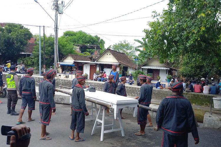 Imogiri, jenazah ditandu, imogiri, Pakubuwono XIII, Pemakaman PB XIII, Pemakaman Pakubuwono XIII: Jenazah Ditandu dan Melewati Ratusan Anak Tangga di Imogiri, Rangkaian Prosesi Pemakaman di Keraton Surakarta, Filosofi di Balik Prosesi Pemakaman Pakubuwono XIII, Pemakaman Pakubuwono XIII di Samping PB XII, Tanggapan Warga yang Melayat