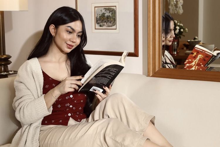 Ariel Tatum, Gaya Ariel Tatum, gaya ariel tatum, fashion ariel tatum, ariel tatum usia, baju ariel tatum, batik ariel tatum, ariel tatum pakai batik, ariel tatum batik, 4 Gaya Ariel Tatum Pakai Batik, Cocok Jadi Inspirasi, 1. Korset dan kain batik, 2. Tank top jumputan dan cardigan, 3. Kebaya hitam dan kait lilit batik, 4. Gaun dengan aksen batik