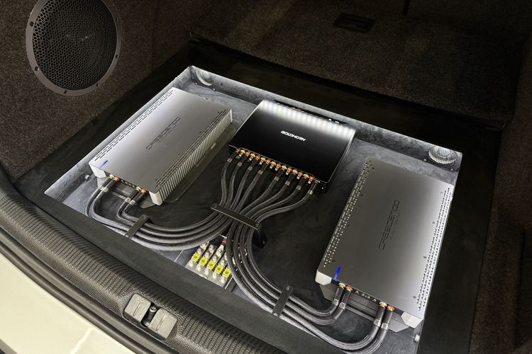 risiko kebakaran, instalasi audio mobil, penggunaan sekring, spesifikasi perangkat, Panduan Lengkap Instalasi Sistem Audio Mobil Anti Kebakaran, Instalasi Sistem Audio Mobil yang Tepat Meminimalkan Risiko Kebakaran, Instalasi yang Buruk Menjadi Penyebab Masalah, Pentingnya Mengikuti Rekomendasi Pabrikan, Kunci Keselamatan Terletak pada Instalasi dan Perhitungan yang Tepat