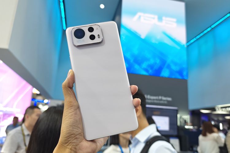Asus, Computex, Smartphone, Computex 2025, smartphone, Asus Zenfone 12 Ultra, computex 2025, Hands-on Asus Zenfone 12 Ultra Langsung di Computex 2025 Taiwan, Desain Cantik Kamera Menarik, Desain lebih "cantik", Bodi mirip Zenfone 11 Ultra, Fitur kamera lebih kaya, Perekam suara makin pintar