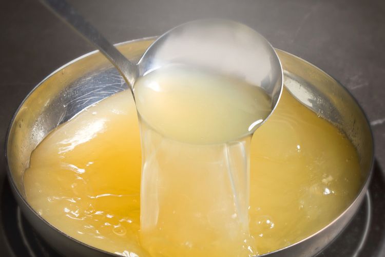 4 Cara Mudah Menghilangkan Lemak pada Sup agar Lebih Sehat dan Nikmat, 1. Siapkan mangkuk berisi es batu, 2. Dinginkan kaldu semalaman, 3. Angkat lemak dari kaldu panas, 4. Dinginkan kaldu selama 6–8 jam