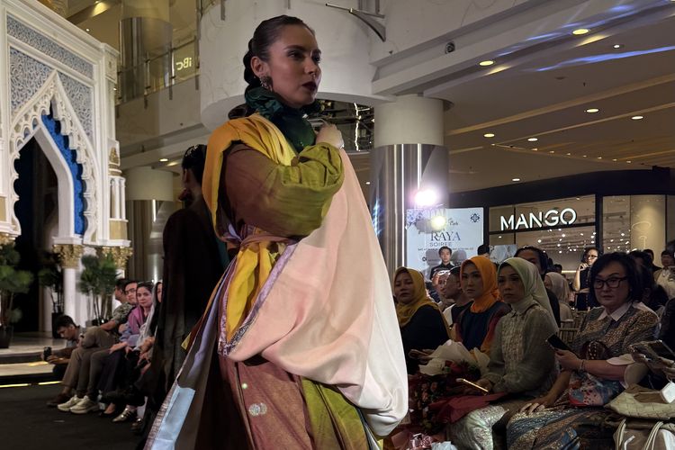 scarf, Raya Soiree, Deden Siswanto Sulap Scarf Jadi Busana di Runway Raya Soiree