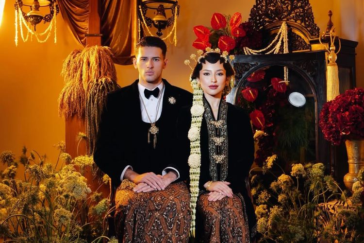 Intip Foto Prewedding Justin Hubner dan Jennifer Copper, Anggun dengan Busana Adat Jawa