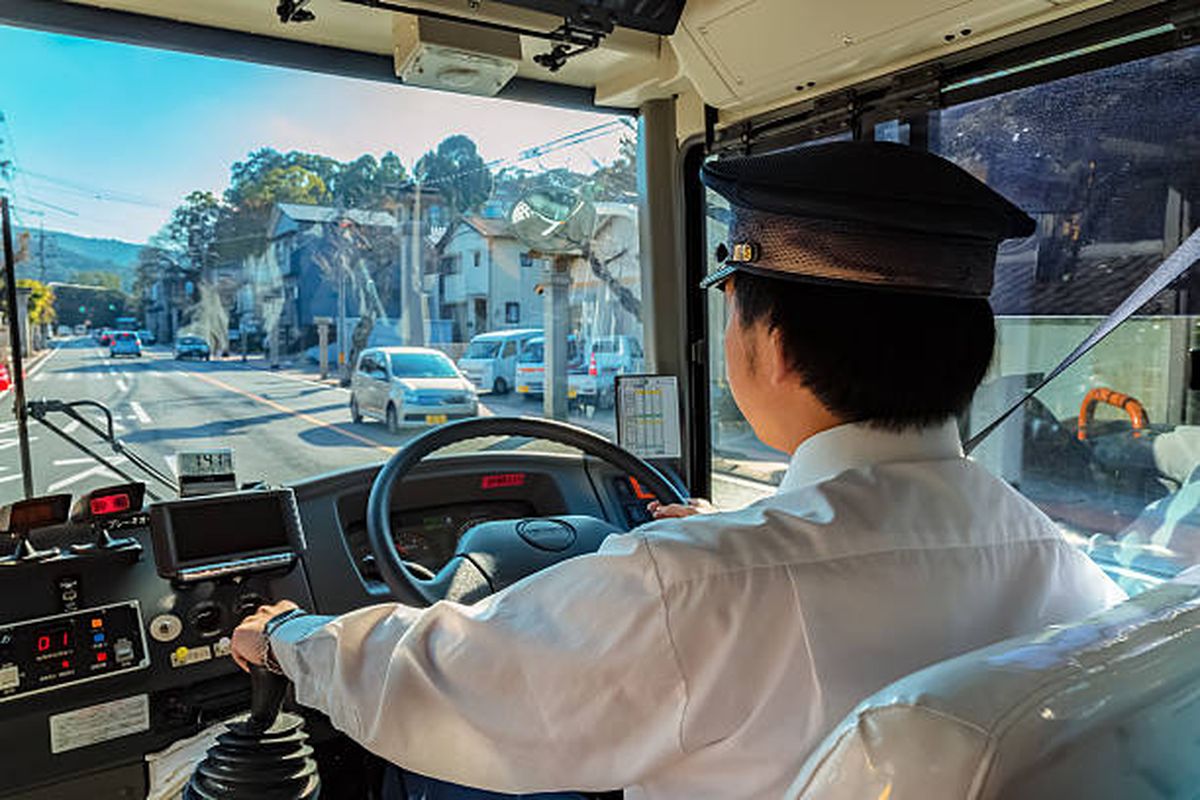 royalti, bus pariwisata, royalti lagu, aturan royalti, Organda Jatim, aturan royalti lagu Indonesia, aturan royalti lagu, bus Jawa Timur, Bus di Jawa Timur Dilarang Putar Lagu, Organda Jatim dan PO Khawatir Tagihan Royalti, Kekhawatiran Pengusaha Transportasi, Harapan Jaya Stop Musik di Bus, Suara Penumpang dan Sopir, Dampak Jangka Panjang