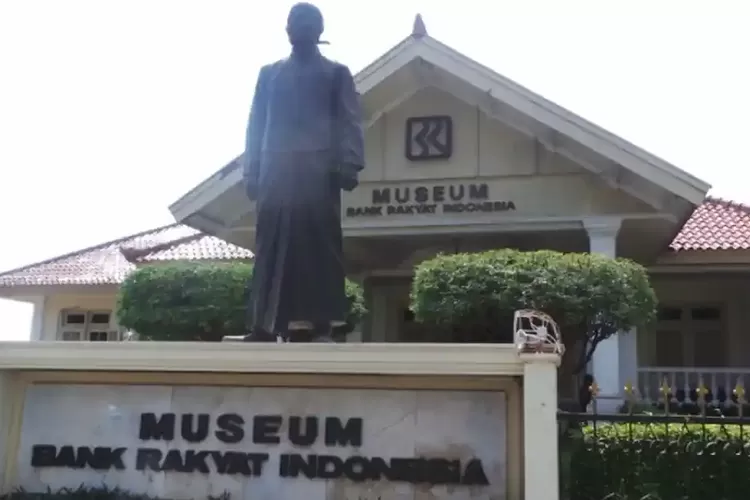 Purwokerto, rekomendasi wisata, 7 Spot Wisata di Sekitar Alun-Alun Purwokerto, Cocok untuk Liburan Hemat, 1. Alun-Alun Purwokerto, 2. Menara Pandang Teratai, 3. Madhang Maning Park, 4. Museum Bank Rakyat Indonesia (BRI), 5. Taman Mas Kemambang, 6. Rita SuperMall Purwokerto, 7. Masjid Raya Al-Ittihad
