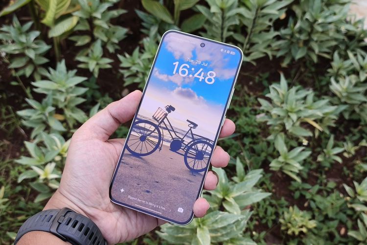 Smartphone, ponsel, Oppo, bodi, oppo reno 14 pro, Menggenggam Oppo Reno 14 Pro, Bodi Besar Kamera Ciamik, Desain punggung cantik, Layar luas dan terang, Performa jempolan, Kamera bagus dan mudah dipakai