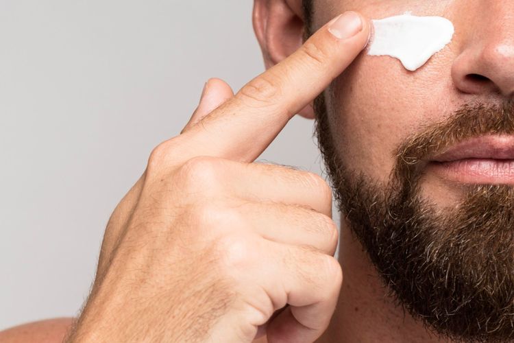 skincare, skincare untuk pria, skincare untuk kulit berminyak, skincare untuk kulit berjerawat, skincare untuk kulit acne prone, merawat kulit wajah, kesalahan perawatan kulit, skincare pria, kesalahan merawat kulit wajah, Kesalahan Pria dalam Merawat Kulit Wajah Menurut Dokter, Pernah Melakukannya?, 1. Tidak merawat wajah sama sekali, 2. Memilih produk yang tidak sesuai jenis kulit, 3. Hanya percaya klaim di kemasan, 4. Bikin miskonsepsi soal jenis kulit sendiri