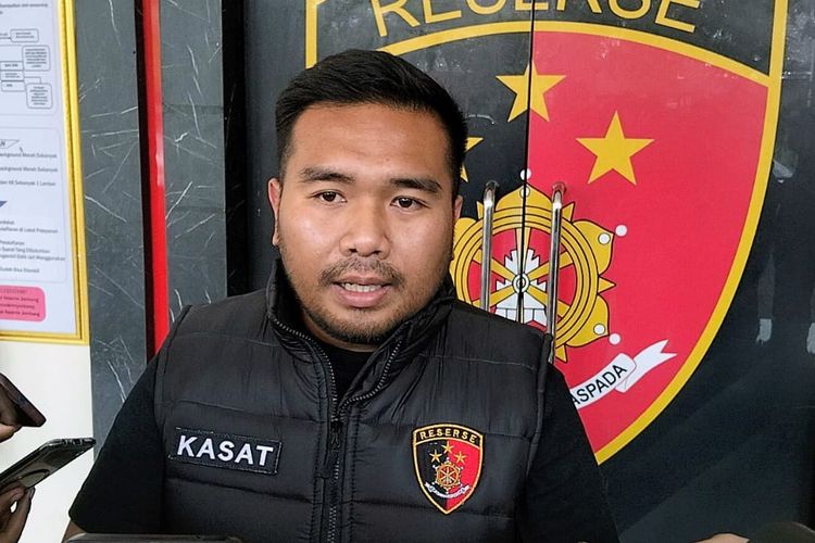 Jombang, Polisi Tangkap Pelaku Penculikan Sekeluarga di Jombang, Motif Utang Piutang Rp 25 Juta, Kronologi Penculikan: Pintu Rumah Didobrak Dini Hari, Disekap di Rumah Kosong Bangkalan, Dua Pelaku Ditangkap, Tiga Lainnya Buron, Kondisi Korban dan Ancaman Hukuman