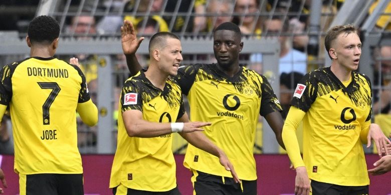 Barcelona, bursa transfer, Joao Cancelo, Al Hilal, Barcelona Pertimbangkan Kedatangan Bek Kanan Dortmund