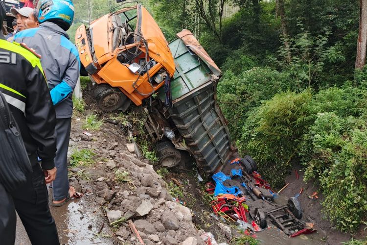 truk di tanjakan, KNKT Soroti Bahaya Truk Bermuatan Berhenti di Tanjakan