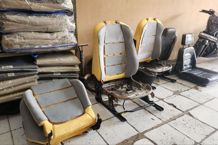 perawatan, mobil, penyebab, kerusakan, Jok Mobil Retak Meski Minim Pemakaian, Ini Biang Keladinya