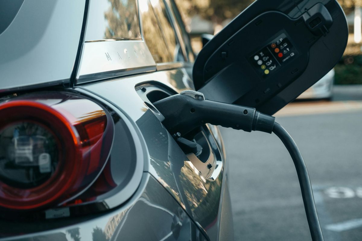 Bahlil Lahadalia, kendaraan listrik, mobil listrik, otomotif, Menteri ESDM, elektrifikasi, Bahlil: Kajian Ekosistem Baterai dan Mobil Listrik Rampung Akhir 2025