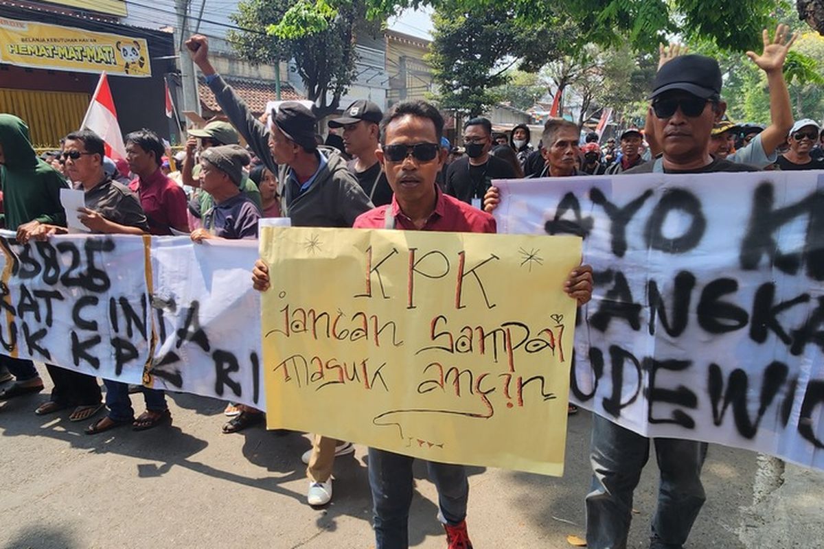 Pati, demo pati, demo di pati hari ini, demo di pati, demo pati 25 agustus, demo pati 25 agustus 2025, warga pati kirim surat massal ke kpk, warga pati kirim surat ke kpk, Ribuan Surat dari Warga Pati untuk KPK, Desakan Kolektif agar Bupati Sudewo Jadi Tersangka, Aksi Damai, Bukan Demonstrasi, Ribuan Surat dari Warga, Donasi Rp 148 Juta untuk Aksi ke Jakarta, Warga Berjalan Kaki ke Kantor Pos