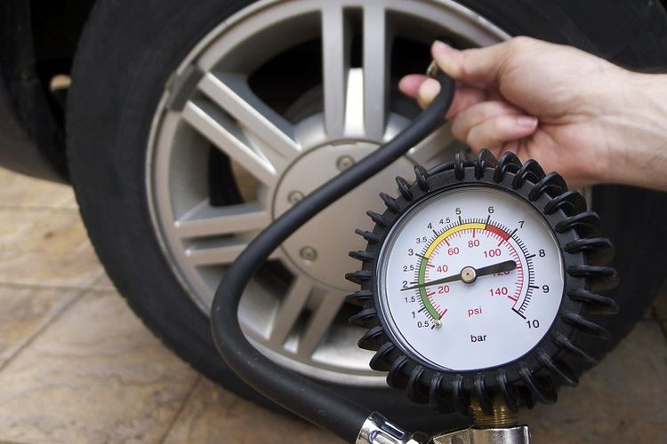 ban pecah, road hazard, tekanan angin ban, Tips Aman Liburan: Hindari Ban Pecah di Jalan Tol