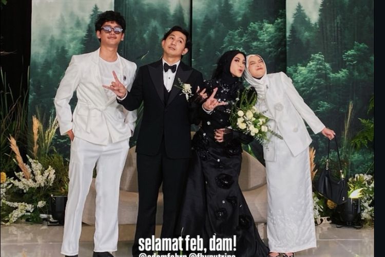 Feby Putri, resepsi feby putri, feby putri menikah di tangerang, feby putri dan adam febrian, resepsi feby putri dan adam febrian, calathea wedding venue, wedding nuansa monokrom, 9 Style Resepsi Feby Putri dan Adam Febrian di Tangerang, Nuansa Monokrom, 1. Makeup fresh look oleh Ikawati Fitria, 2. Hijab hitam simpel dan anggun, 3. Gaun hitam rancangan Anarav Label, 4. Detail floral 3D dan kristal berkilau, 5. Veil tipis berhias detail daun, 6. Alas kaki boots, 7. Tuxedo klasik Adam Febrian, 8. Detail boutonniere putih, 9. Kontras dengan dress code tamu