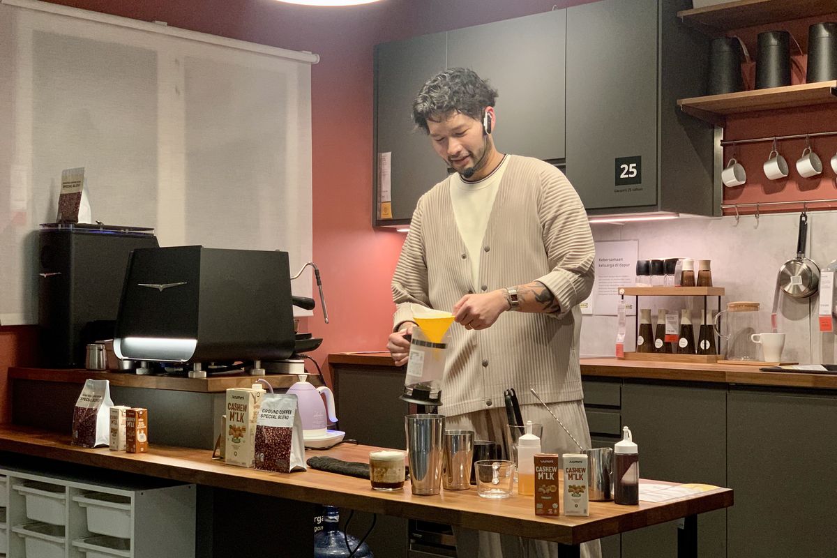 Mikael Jasin, biji kopi, IKEA Indonesia, Rahasia Bikin Kopi Enak di Rumah ala Barista Juara Dunia, Ini Tipsnya, Pilih biji kopi sesuai selera, Pilih jenis susu sesuai kebutuhan, Gunakan takaran yang tepat, Pastikan suhu air panas sudah tepat