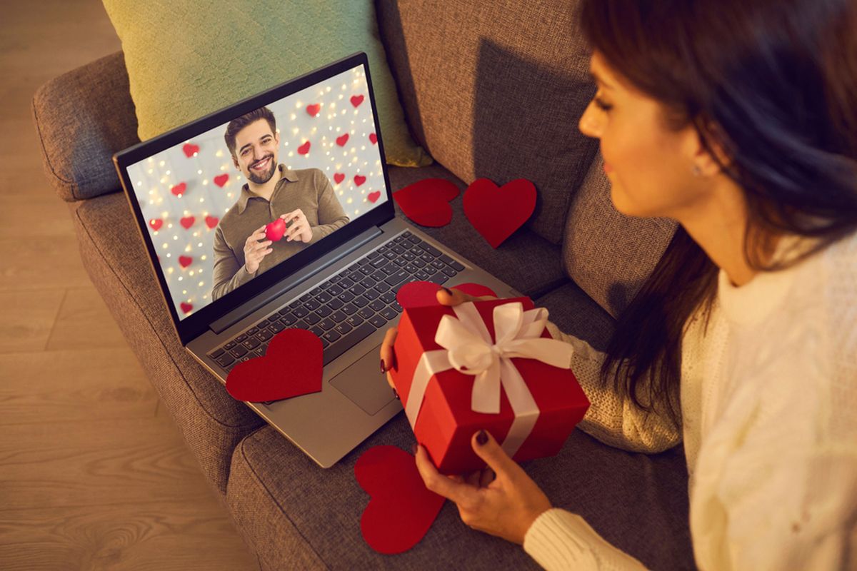 long distance relationship, Topik Pembicaraan dengan Pacar Saat LDR, topik pembicaraan dengan pacar saat LDR, hubungan ldr, topik pembicaraan sama pacar ldr, topik pembicaraan sama pacar ldr agar tidak bosan, cari topik pembicaraan sama pacar ldr, 9 Topik Pembicaraan dengan Pacar Saat LDR, Apa Saja?, 1. Hal-hal yang disukai saat ini, 2. Tempat yang ingin dituju, 3. Kabar terkait sekolah atau pekerjaan, 4. Kejadian menarik, 5. Barang yang baru dibeli, 6. Yang sedang terjadi di tempat tinggal mereka, 7. Bernostalgia, 8. Menceritakan mimpi, 9. Membicarakan tentang masa depan