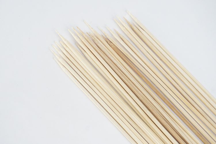 tusuk sate, bakar-bakaran, Jangan Buang Tusuk Sate Sembarangan, Ini Cara Aman Membuangnya Setelah Dipakai, 1. Tumpulkan Ujung Tusuk Sate Terlebih Dahulu, 2. Bungkus Tusuk Sate dengan Kertas atau Kardus, 3. Pisahkan dari Sampah Rumah Tangga Lainnya, 4. Kubur Tusuk Sate dengan Aman