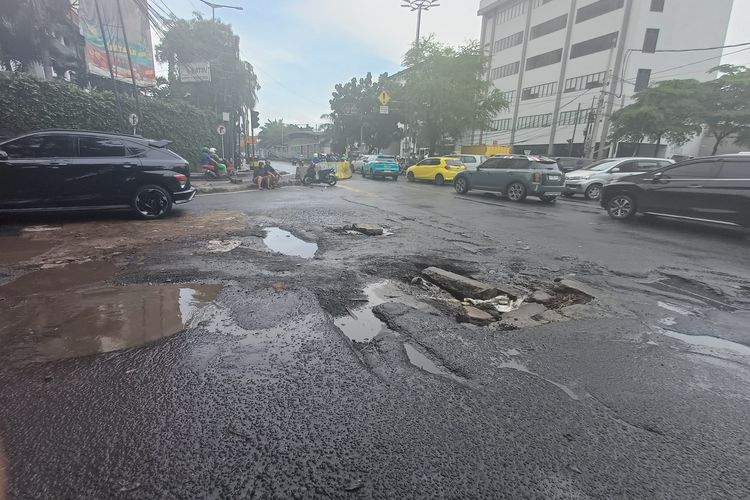 musim hujan, jalan berlubang, KNKT Ungkap Penyebab Jalan Berlubang Saat Musim Hujan