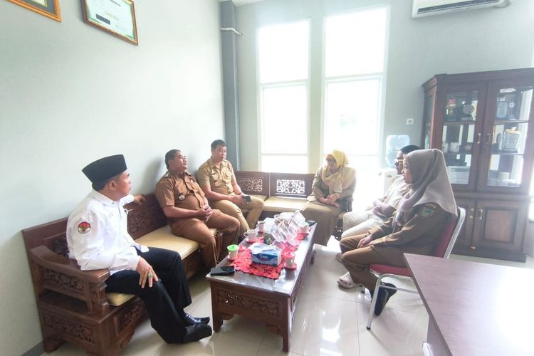 RSUD Ajibarang, ambulans, Puskesmas Pekuncen 1, Ibu Meninggal di Bak Pikap Sekam Padi, Pilu Keluarga di Banyumas Tak Dapat Ambulans Saat Kritis, Kronologi Kejadian, Berpacu dengan Waktu, Dibawa dengan Motor dan Pikap Sekam Padi, Penjelasan Pihak Puskesmas Pekuncen 1, Tanggapan Dinas Kesehatan Kabupaten Banyumas