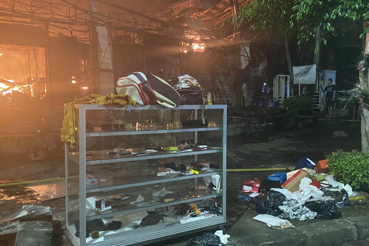 Taman Puring, Jakarta, kios, Kios, taman puring, Pasar Taman Puring, kebakaran pasar taman puring, Ratusan Kios Terbakar, Pasar Taman Puring Dilalap Api, Dugaan Sementara Akibat Korsleting di Kios