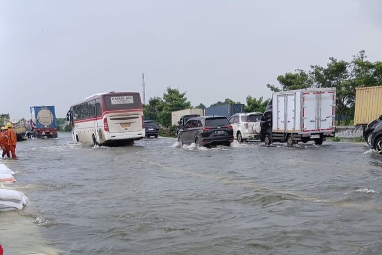 kendaraan listrik, mobil listrik, genangan air, Begini Tanda Bahaya Saat Mobil Listrik Terjebak Banjir
