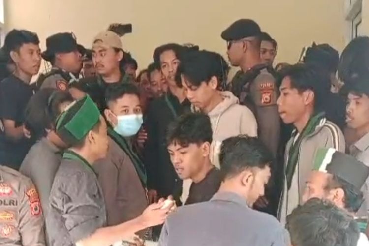 Semarang, Bone, Kota Cirebon, Jombang, Pajak Bumi Bangunan Perdesaan dan Perkotaan, demo pati, kenaikan PBB, Daftar Daerah yang Naikkan PBB: Dari Jawa Tengah hingga Sulawesi, Warga Melawan