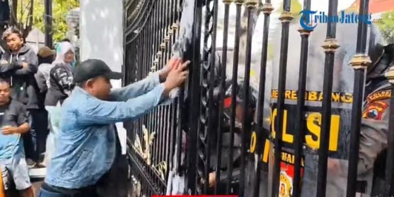 Jawa Tengah, Pati, bupati pati, bupati pati sudewo, demo pati, Demo Pati Ricuh, Massa Lempar Botol, Gas Air Mata Ditembakkan, Logistik Mengalir, Orasi Memanas, Lemparan Botol dan Sayur Mayur, Gas Air Mata Ditembakkan, Dari Pagi Damai, Siang Memanas
