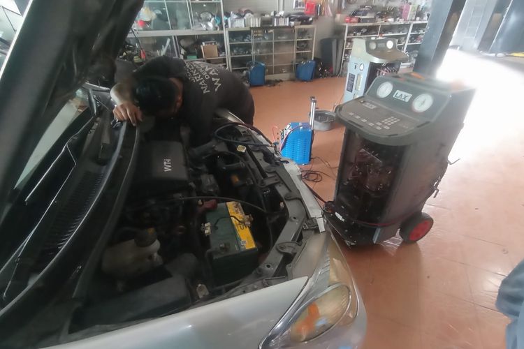 kebocoran, isi freon, Freon AC, kebocoran freon, isi freon ac mobil, Jangan Langsung Isi Freon AC Mobil, Cek Dulu Ada Kebocoran atau Tidak