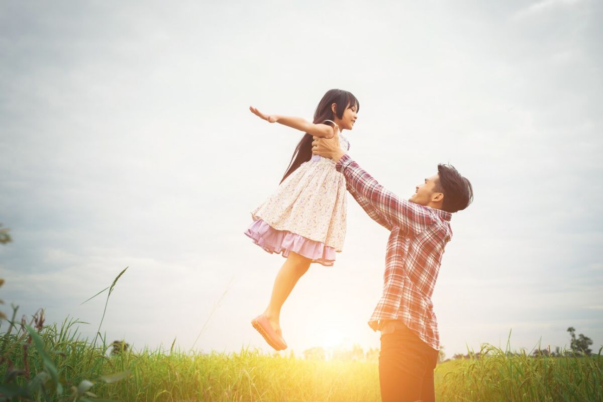 ayah dan anak perempuan, Manfaat anak perempuan dekat dengan ayahnya, apa arti ayah bagi anak perempuan, manfaat anak dekat dengan ayah, manfaat anak dekat dengan ayahnya, manfaat anak perempuan dekat dengan ayahnya, kedekatan ayah dan anak perempuan, 4 Manfaat Anak Perempuan Dekat dengan Ayahnya Menurut Psikolog, 1. Meningkatkan harga diri anak, 2. Menumbuhkan rasa aman dan percaya diri, 3. Membantu anak mengenali cinta yang sehat, 4. Membangun ketangguhan emosional
