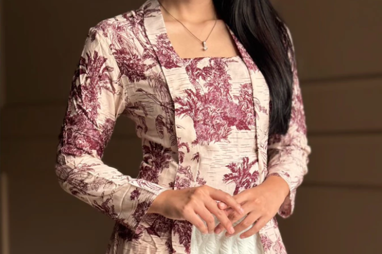 kebaya wisuda, Rekomendasi kebaya, Kebaya janggan, kebaya janggan, Kebaya kutubaru, kebaya kutubaru, kebaya Kutubaru, kebaya modern, Kebaya Wisuda, rekomendasi kebaya, rekomendasi kebaya wisuda, rekomendasi kebaya modern, rekomendasi kebaya wisuda 2025, rekomendasi kebaya untuk wisuda, rekomendasi warna kebaya untuk wisuda, Rekomendasi Kebaya Wisuda untuk Inspirasi, Harga Rp 130.000-an