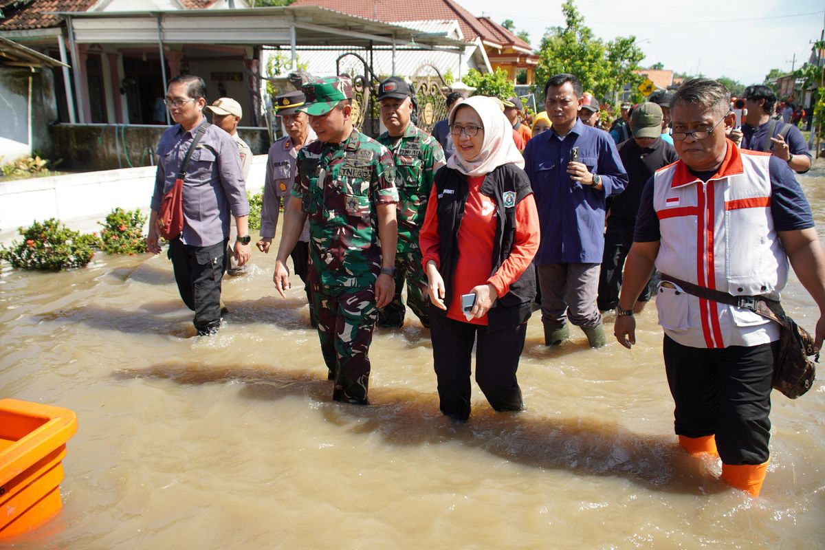 Jawa Timur, banjir, Lumajang, banjir lumajang, banjir di lumajang, Banjir Lumajang Rendam 2.120 Rumah, Bupati Sebut Petugas Terlambat Buka Pintu Air, Ribuan Rumah Terendam di Dua Kecamatan, Bupati Lumajang: Petugas Terlambat Membuka Pintu Air, Pemerintah Daerah Lakukan Evaluasi dan Koordinasi, Kondisi di Rowokangkung Berbeda, Sekolah Terendam, Warga Belajar dan Beraktivitas dari Rumah