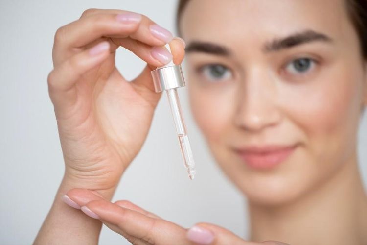 skincare, 40 tahun ke atas, urutan skincare pagi, urutan skincare yang benar, moisturizer, produk skincare, skincare 40 tahun ke atas, Urutan Skincare Pagi untuk Usia 40 Tahun ke Atas agar Kulit Tetap Sehat dan Cerah, 1. Cuci muka, 2. Eksfoliasi kulit, 3. Gunakan serum, 4. Pakai pelembap, 5. Lindungi kulit dengan sunscreen