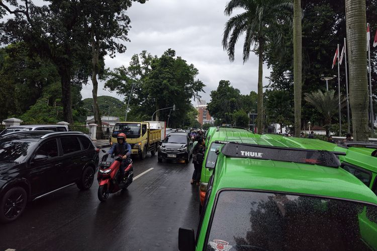 Balai Kota Bogor, pemusnahan angkot, Macet di Jalan Juanda: Dampak Demo Sopir Angkot di Balai Kota Bogor