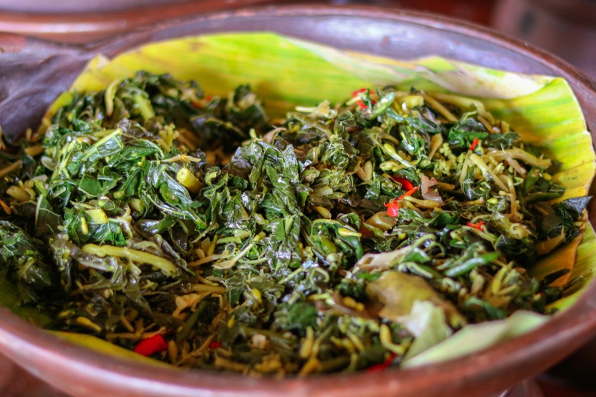 masakan rumahan, cara masak daun pepaya, Cara Rebus Daun Pepaya, tips masak daun pepaya, cara masak daun pepaya agar tidak pahit, Trik Masak Daun Pepaya Tak Pahit, Cepat Empuk Cuma Pakai 1 Bahan, 1. Tambahkan Soda Kue agar Tetap Hijau dan Cepat Empuk, 2. Rebus Bersama Daun Singkong atau Mengkudu untuk Hilangkan Pahit, 3. Remas-Remas Daun Pepaya Setelah Direbus, 4. Cuci Berulang Kali Hingga Air Tidak Berwarna Hijau, 5. Lakukan Perebusan Berulang agar Tidak Pahit dan Super Empuk