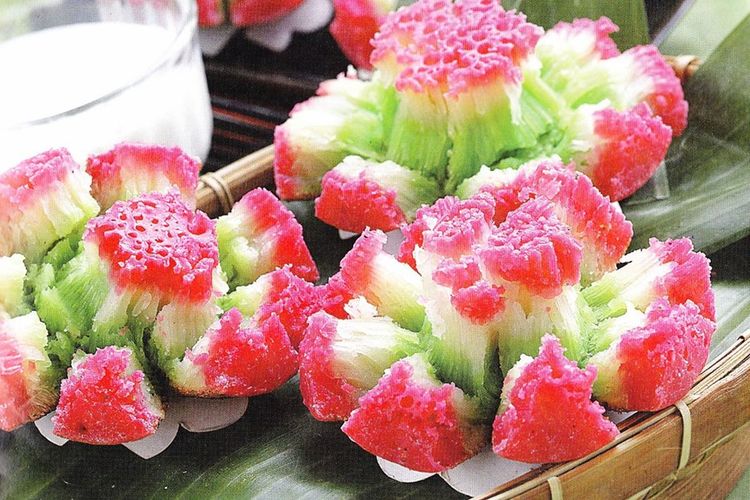 kue tradisional indonesia, kuliner khas indonesia, Hero Green, pink brave, kuliner khas Indonesia berwarna pink dan hijau, kue berwarna pink dan hijau, 8 Kuliner Khas Indonesia Berwarna Pink dan Hijau, Cocok untuk Mengisi Semangat dan Mendinginkan Suasana Hati, 1. Es Pisang Hijau, 2. Selendang Mayang, 3. Putu Mayang, 4. Getuk Lindri, 5. Kue Lapis, 6. Mendut, 7. Bikang, 8. Wajik