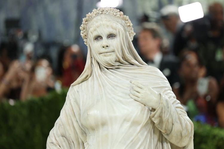 Heidi Klum, Met Gala, fashion, Heidi Klum Mencuri Perhatian di Met Gala 2026, Bak Patung Berjalan