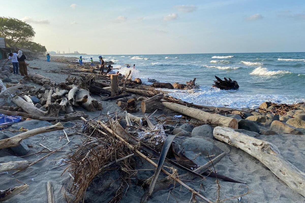 sampah, Pantai Ujong Blang, Wisata Pantai Ujong Blang Lhokseumawe Penuh Sampah, Diduga Sisa Banjir