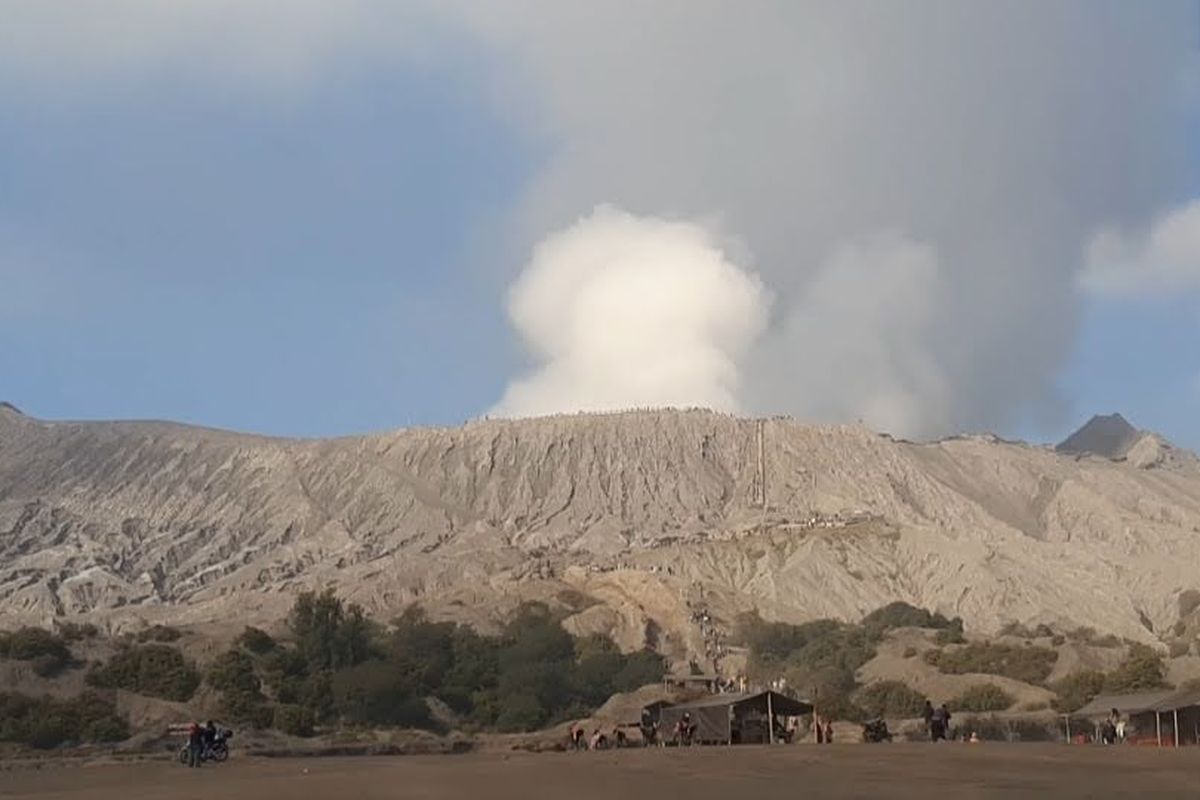 Planet Bromo, Spot Foto Planet Bromo Ternyata Dilarang Dikunjungi, Ini Alasannya, Masuk KRB III: kawasan sangat berbahaya, Gunung Bromo masih berstatus waspada (Level II), Termasuk dalam zona rimba, bukan zona wisata, Kontur vulkanik yang rawan longsor, Ada alat pendeteksi gempa yang sensitif getaran, Keselamatan tetap menjadi prioritas, Kesimpulan