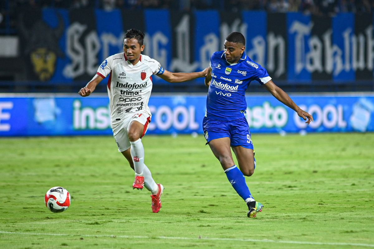 Bali United, Super League 2025-2026, Uilliam Barros, Bojan Hodak, Borneo FC Samarinda, Mariano Peralta, Saat Hodak Pasang Badan dan Jelaskan Peran Uilliam Barros di Persib