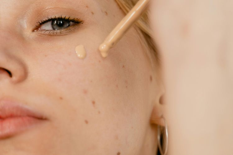 Meskipun Buru-buru, 3 Tahap Makeup Ini Enggak Boleh Dilewatin