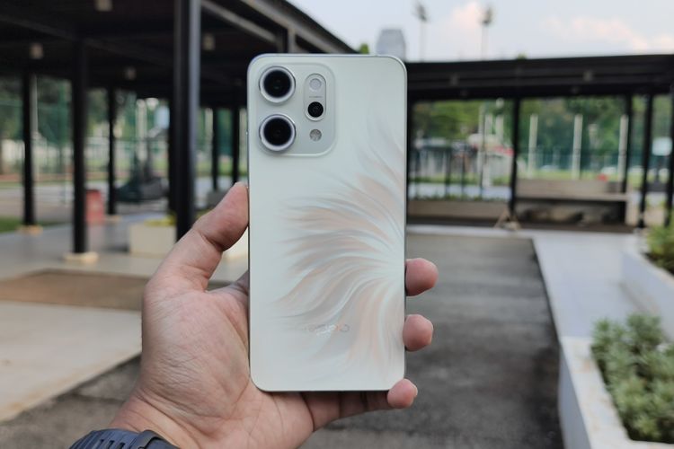 Smartphone, ponsel, Oppo, bodi, oppo reno 14 pro, Menggenggam Oppo Reno 14 Pro, Bodi Besar Kamera Ciamik, Desain punggung cantik, Layar luas dan terang, Performa jempolan, Kamera bagus dan mudah dipakai