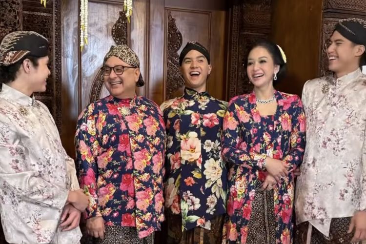 Maia Estianty, Al Ghazali, prosesi siraman, pernikahan Al Ghazali dan Alyssa Daguise, pernikahan al ghazali dan alyssa daguise, Siraman Al Ghazali, busana adat Jawa, pengajian al ghazali, Maia Estianty di siraman Al Ghazali, Hadiri Siraman Al Ghazali, Maia Estianty Tampil Elegan dengan Dua Busana Berbeda