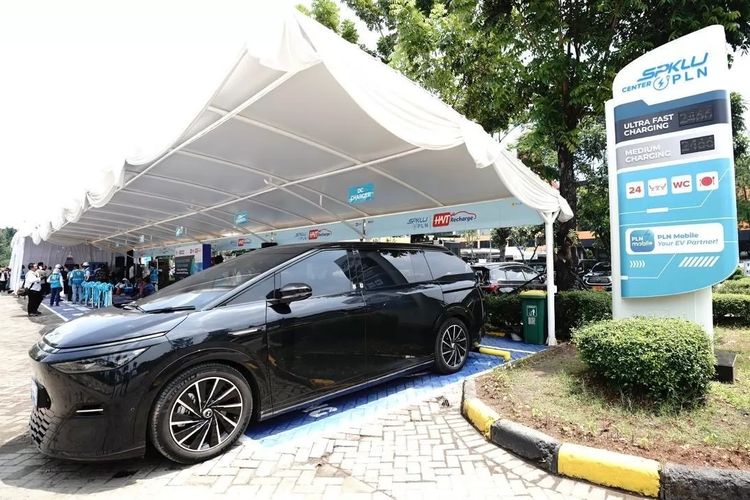 Kendaraan Listrik, SPKLU, otomotif, kendaraan listrik, Charging Station, PLN Siagakan SPKLU Bergerak Selama Natal dan Tahun Baru 2025/2026