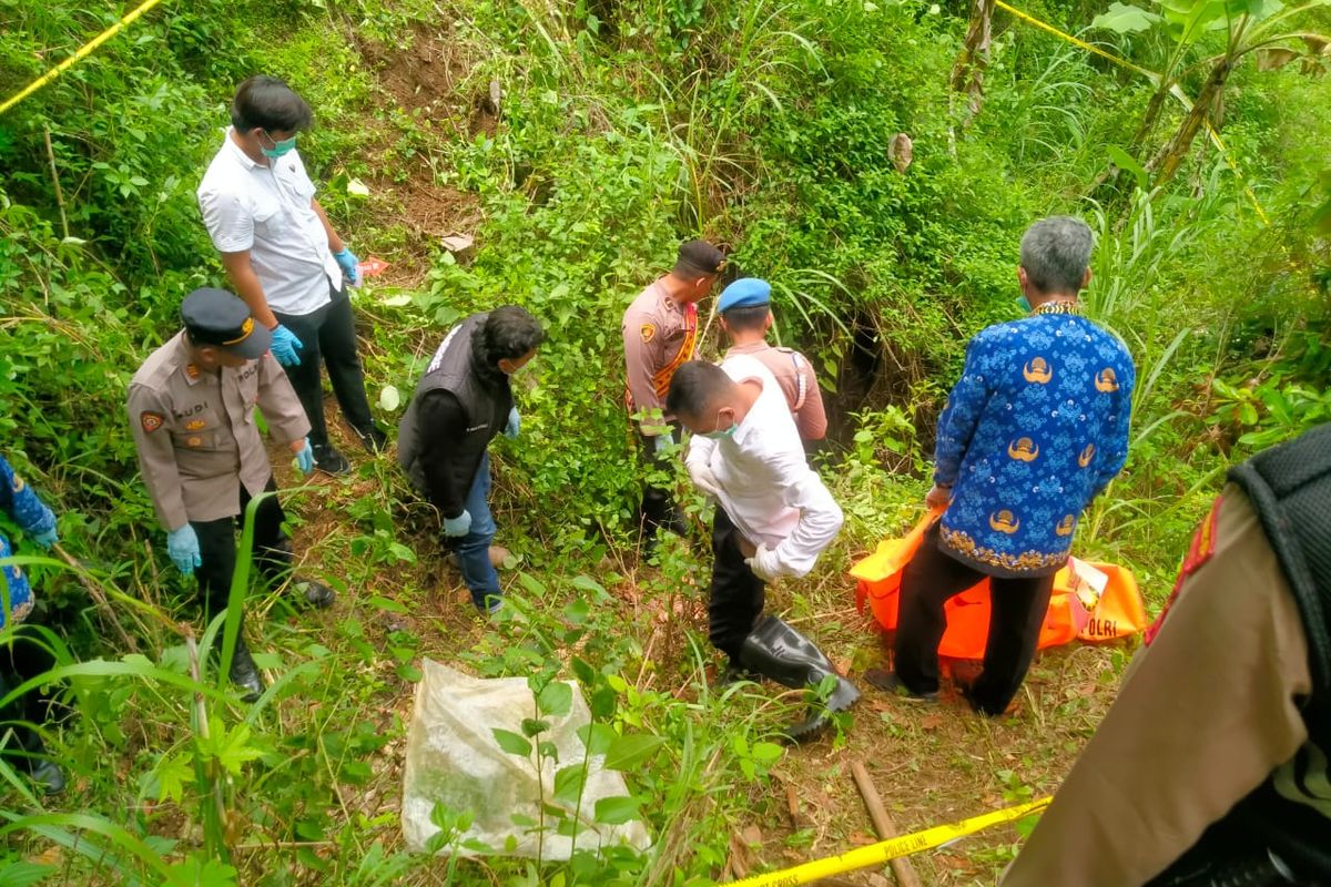 penemuan kerangka, lansia hilang, penemuan kerangka di wonogiri, identitas kerangka di wonogiri, 5 Fakta Penemuan Kerangka di Wonogiri, Identitas Korban dan Lokasi di Dalam Hutan, 1. Lokasi ada di dalam hutan, 2. Gunawan menemukan saat mencari rumput, 3. Identitas kerangka adalah lansia, 4. Ditemukan barang milik Tukirah, 5. Tak ditemukan kekerasan