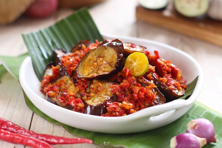 7 Ide Olahan Terong untuk Lauk Rumahan yang Praktis, 1. Terong balado, 2. Lodeh terong, 3. Terong kuah santan, 4. Terong sambal bakar terasi, 5. Tumis terong kecap, 6. Terong crispy mekar, 7. Terong panggang