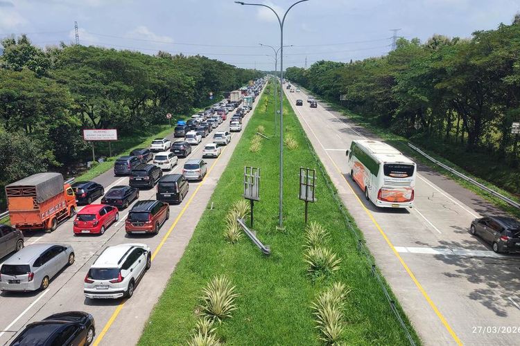 rest area, Cipali, arus balik, Arus Balik Lebaran: Lalu Lintas Tol Cipali Padat Capai 2.800 Kendaraan per Jam