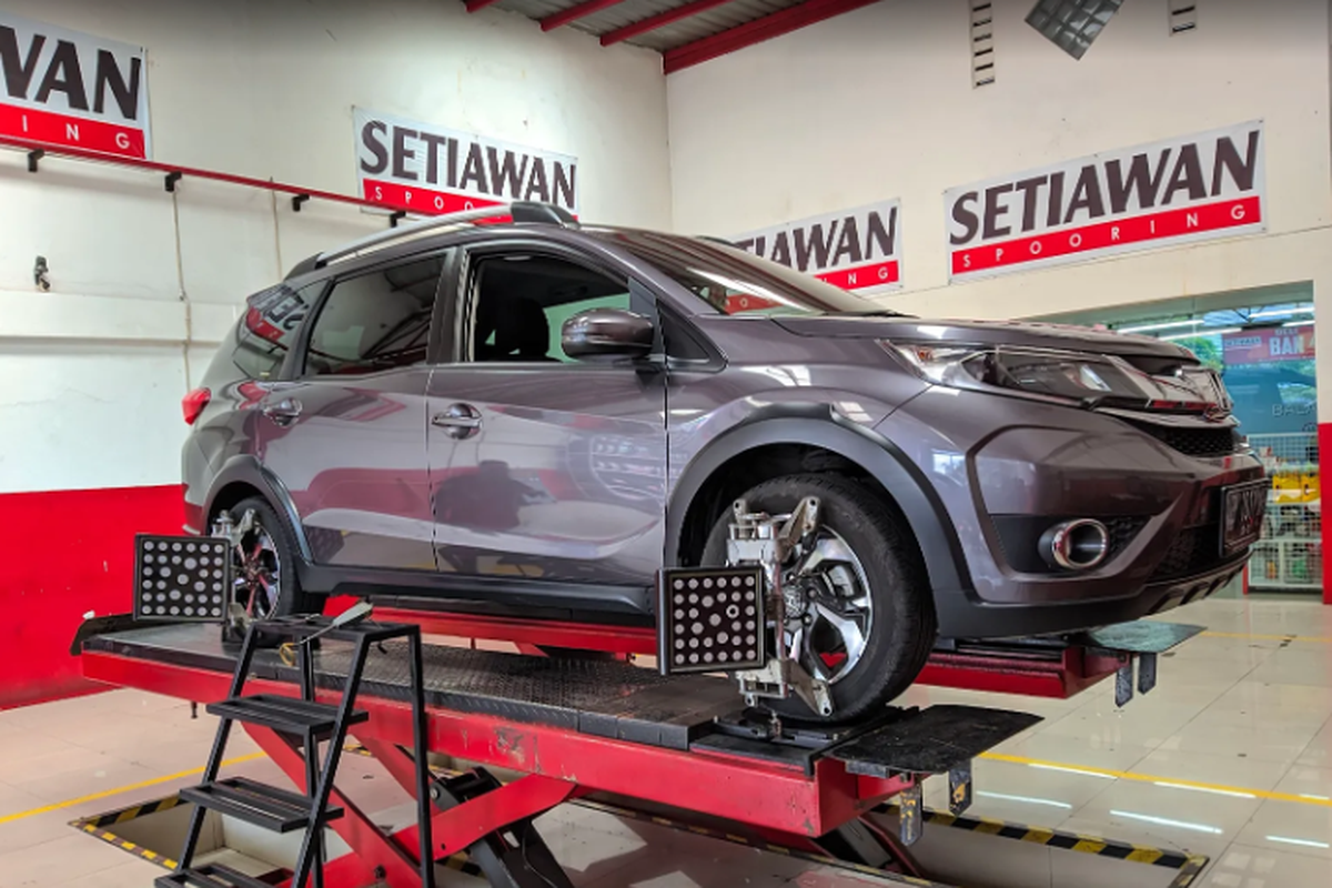keausan ban, spooring, balancing, Ban mobil, kenyamanan berkendara, Kapan Waktu yang Tepat untuk Spooring dan Balancing?